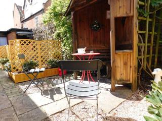 Large quiet studio with outside-seating & parking - 5