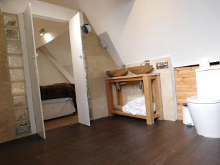 Large quiet studio with outside-seating & parking - 1