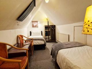 Tradesmen Inn 3-BR 6-beds & Gated Parking - 7