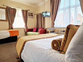 Tradesmen Inn 3-BR 6-beds & Gated Parking - 8
