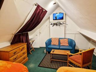 Tradesmen Inn 3-BR 6-beds & Gated Parking - 4