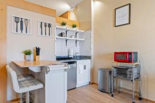 European Village King Suite Retreat: Unwind, Explore, Beach, Work! - Palm Coast - 9
