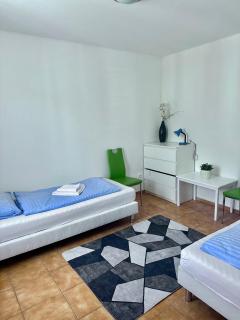 Jsmit Music&Bar&Apartments, balkóny v apartmánah, bar dole - 2