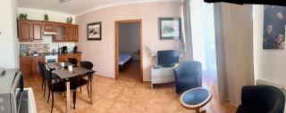 Jsmit Music&Bar&Apartments, balkóny v apartmánah, bar dole - 4