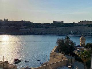 Spacious Townhouse with a Terrace overlooking Valletta's Grand Harbor - Senglea - 4