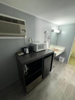 Acorn Motel - Black Mountain - 2