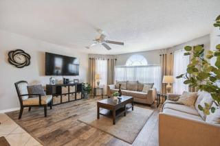 SPECTACULAR, NEW Professional Decor, Near Dis, NO Steps, Pool, Patio, LOW Rates! - Kissimmee - 9