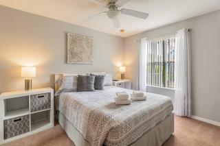 SPECTACULAR, NEW Professional Decor, Near Dis, NO Steps, Pool, Patio, LOW Rates! - Kissimmee - 7