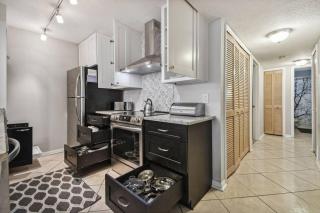 SPECTACULAR, NEW Professional Decor, Near Dis, NO Steps, Pool, Patio, LOW Rates! - Kissimmee - 6