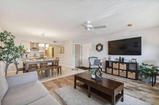 SPECTACULAR, NEW Professional Decor, Near Dis, NO Steps, Pool, Patio, LOW Rates! - Kissimmee - 3