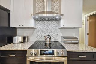 SPECTACULAR, NEW Professional Decor, Near Dis, NO Steps, Pool, Patio, LOW Rates! - Kissimmee - 1