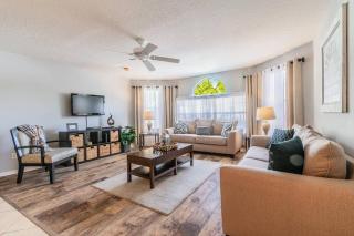 SPECTACULAR, NEW Professional Decor, Near Dis, NO Steps, Pool, Patio, LOW Rates! - Kissimmee - 0