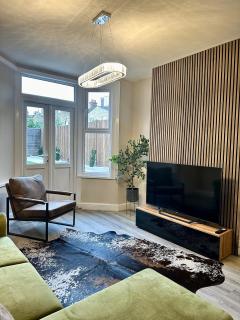 Luxe 4BR Retreat - London - 5