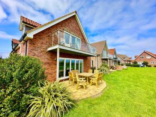 Britannia House - Seaview and Balcony - Part of the The Bay Filey Holiday Village with pool, gym and direct beach access, pub, restaurant, tennis and meadows walks - 8