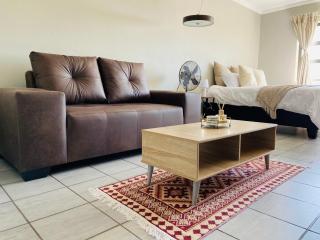 Modern Bachelor Flat in Dainfern Square - 8