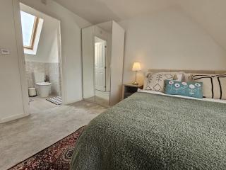 Modern Bed at Bicester Village, Kingsmere - Bicester - 9