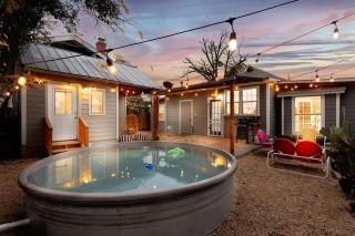 Gorgeous Home with Heated Pool In Downtown! - San Antonio - 0