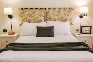 Cedar Crest Lodge Lake on the Mountain Resort - Picton - 6