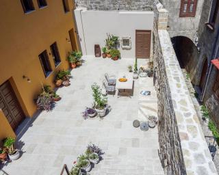 Spanish Knights Inn - 7