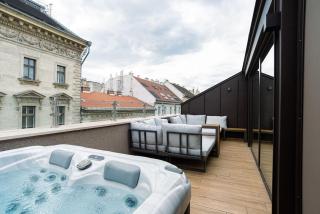 Designer City Oasis 5 star Location Hot Tub View - 9