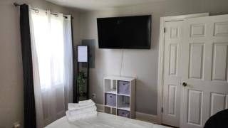 Hangout by firepit near USC with PET - 2