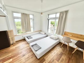 交流型ゲストハウス伊良部ジャーニーインIrabu Joureny INN#毎日みんなで夕食会#ゲストさんは20-30代が中心#海徒歩1分#空港車で5分#本格フィンランドサウナ付き#海と星と夕日が見える屋上あり - 2