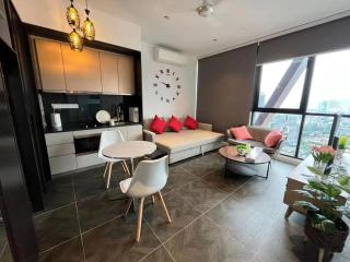 Borderless Swimming Pool - Invincible Twin Towers View - Free WiFi - 3