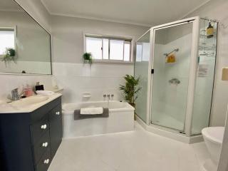 Pet & Family Friendly Ocean Front Beach Cottage - Bargara - 8