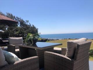 Pet & Family Friendly Ocean Front Beach Cottage - Bargara - 7