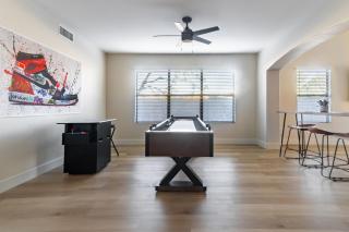 Spacious Pet Friendly 5br with Pool In Glendale - Glendale - 1