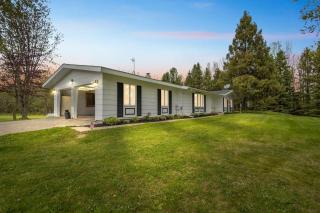 Serene Riverside Retreat home - - 4