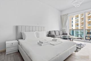 WelHome - Greenery Apt for Modern Studio in Production City - Dubai - 8