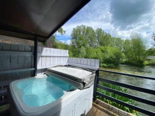 Magpie 1 Hot Tub HuntersMoon-Warminster-Bath-Wiltshire - Warminster - 0