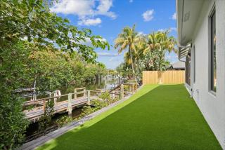 Luxury Modern Waterfront House in BEST Location! King Bed Suite & Close to Beach - West Palm Beach - 5
