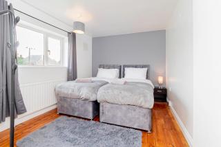 Fantastic House with Free Parking - - 5