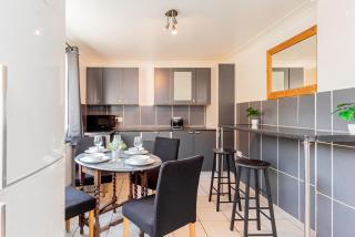 Fantastic House with Free Parking - - 8