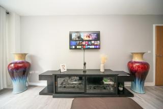 A Stylish One-Bedroom Next to London Museum! - Colindale - 0