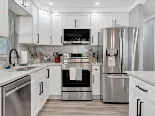4b2b Family Home w Hot Tub BBQ & Firepit 9mins to beach - 3