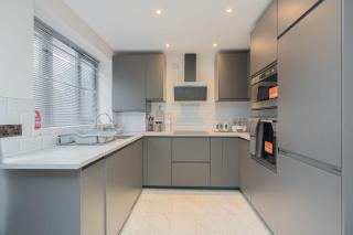 Affordable & Classy 3BR Home by D3 Short Stay Sleeps 9 Parking & Wi-Fi - 8