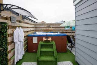 Adorable private couples retreat with hot tub - Llanfechell - 0