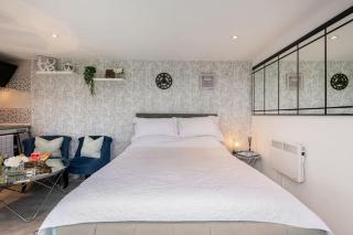 Adorable private couples retreat with hot tub - 3