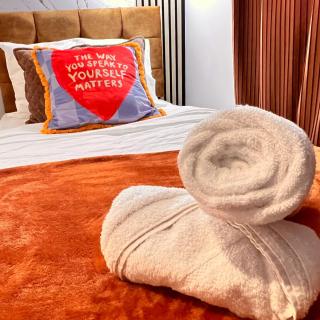 Luxe Smart Home - Basildon Serviced Accommodation - 7 Mins Walk To Basildon Town Centre, Hospital & Train Station - Basildon - 2