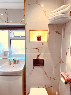 Luxe Smart Home - Basildon Serviced Accommodation - 7 Mins Walk To Basildon Town Centre, Hospital & Train Station - 5