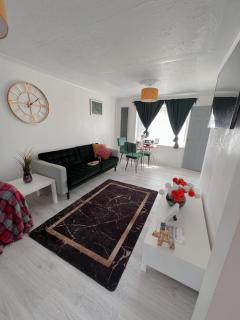 Luxe Smart Home - Basildon Serviced Accommodation - 7 Mins Walk To Basildon Town Centre, Hospital & Train Station - Basildon - 1