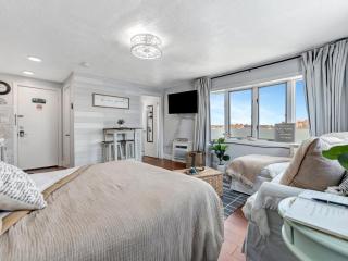 The Boho Waterview w Balcony BBQ & Heated Pool - 2