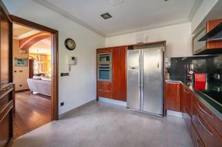 Exclusiva Casa de Lujo con Piscinas y Amplio Jardín en Zona Tranquila - 3