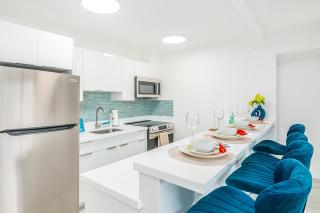 Newly Renovated 2 Bedroom Condo, 1 Block to Waikiki Beach, Free Parking - 6