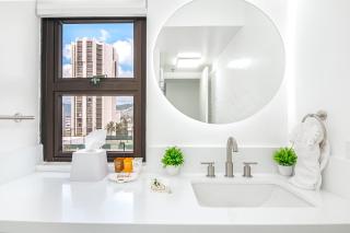 Newly Renovated 2 Bedroom Condo, 1 Block to Waikiki Beach, Free Parking - 5