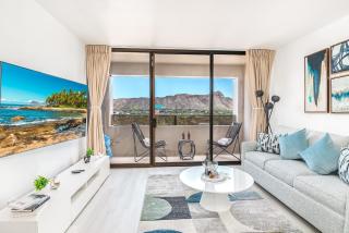 Newly Renovated 2 Bedroom Condo, 1 Block to Waikiki Beach, Free Parking - Honolulu - 1