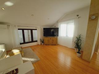 Apartments Ana Žaborić, 50 m od šljunčane plaže - Žaborić - 1